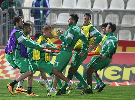 שחקני כפ"ס בחימום בדוחא (יוסי שקל)