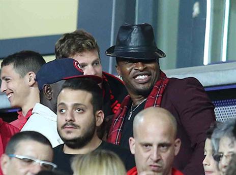 איבזיטו אוגבונה הגיע לתמוך בהפועל תל אביב הערב (אלן שיבר)