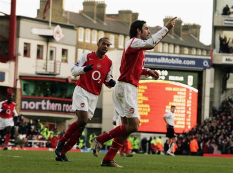 פירס לצד הנרי בארסנל (Getty)