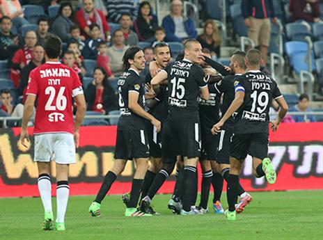 שחקני רעננה חוגגים את השער של קנגאווה (יוסי שקל)