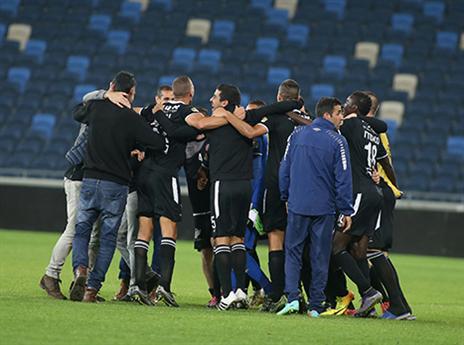 שחקני רעננה חוגגים בסיום (יוסי שקל)