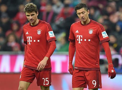 מולר ולבנדובסקי מיואשים. הפסד מפתיע לבאיירן (getty)