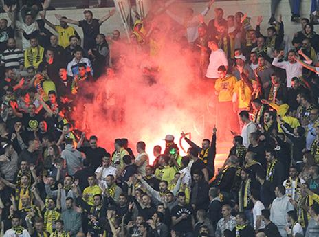 אוהדי בית"ר חוטפים כרטיסים (דני מרון)