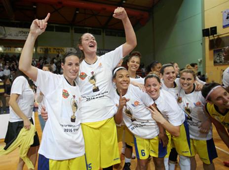 שחקניות אשדוד חוגגות בסיום (אלן שיבר)