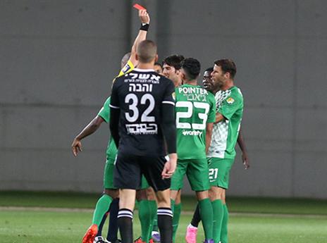 קריאף מורחק. חיפה שוב ראתה אדום (צילום: יוסי שקל)