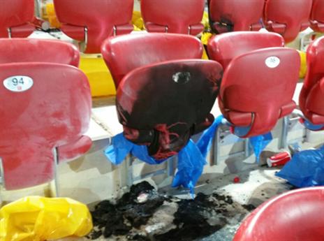 כסאות שרופים בטרנר. מכבי ת"א צפויה לעמוד לדין