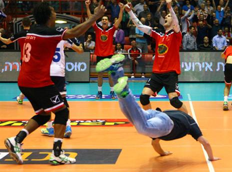 מטה/אשר עכו חוגגת גביע בחודש שעבר (צילום: איגוד הכדורעף)