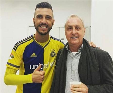 קרויף עם מדוניאנין. שחקני מכבי ת"א נגעו באגדה