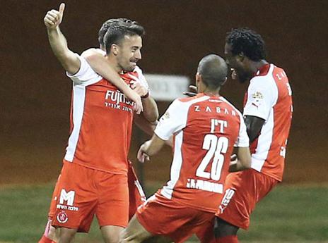 הפועל ת"א חוגגת בכפ"ס. בדרך להבטחת ההישארות (צילום: אלן שיבר)