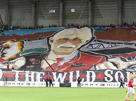 הדגל של אוהדי הפועל ב"ש במשחק העונה (דני מרון)