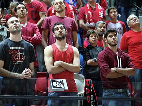 האוהדים כיבדו את האיש האהוב (אלן שיבר)