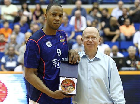 יאנגר בטקס הוקרה לפני המשחק (אלן שיבר)