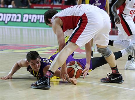 עוד מאבק פיזי בדרייב אין (אלן שיבר)