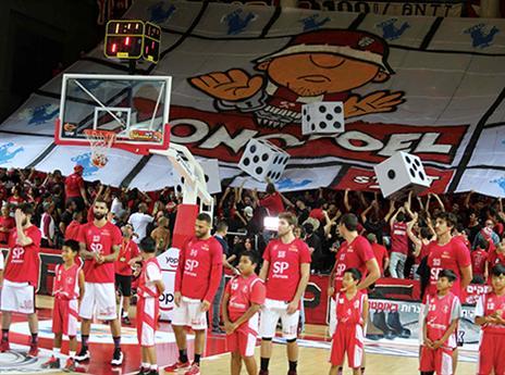 אוהדי הפועל ת"א הכינו תפאורה מתאימה למשחק כזה (אלן שיבר)