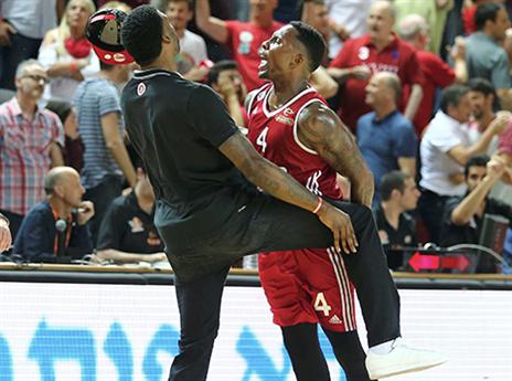 גם על אזרחי דונטה סמית' יודע לחגוג (אלן שיבר)