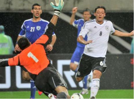 אוזיל מול הנבחרת. גם מפגשים כאלה החלו לצוץ (getty)