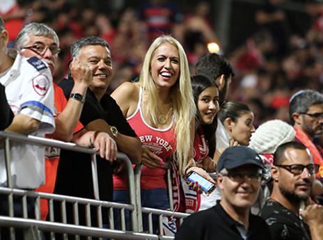 גם האוהדות האדומות הגיעו כדי לתמוך (אלן שיבר)