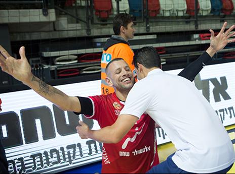 התואר האחרון. מימון חוגג את הגביע העונה (עודד קרני)