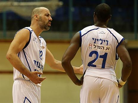 טפירו מפגין מנהיגות (אלן שיבר)