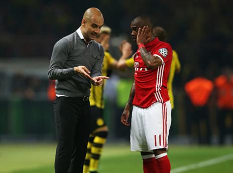 פפ מתדרך את דוגלאס קוסטה (Getty)