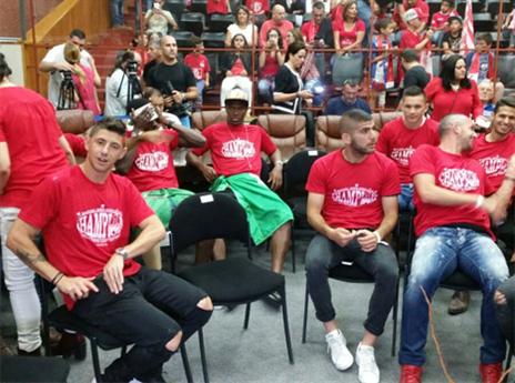 שחקני הפועל ב"ש בפגישה עם דנילוביץ'