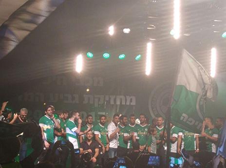 השחקנים לפני הירידה מהבמה