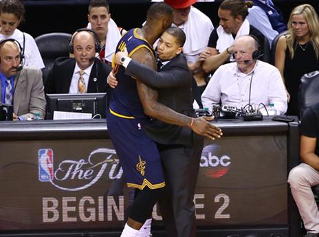 לו עם לברון. "ההישג שלו בלתי ייאמן" (getty)