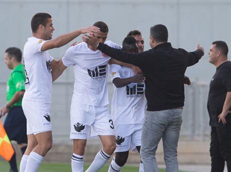 "לא אעזוב קבוצה באמצע העונה" (עודד קרני)