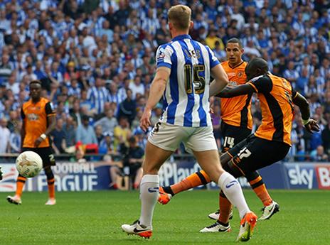 דיאמה מניף את הרגל בדרך לעוד שער (gettyimages)