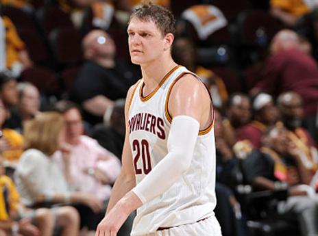 מוזגוב לא התאים ללברון וחבורתו, ומצא עצמו מחוץ לרוטציה (gettyimages)