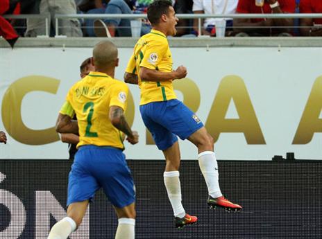 כוכב כדורגל. פיליפה קוטיניו חוגג שלושער (getty)