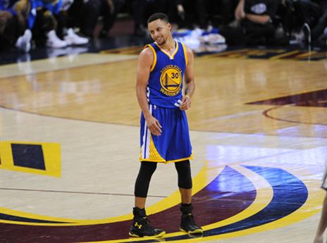 רוקד על המגרש. קרי (getty)