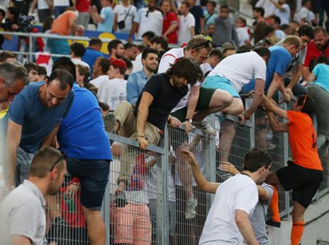 אוהדים אנגלים מנסים לברוח (GETTY)