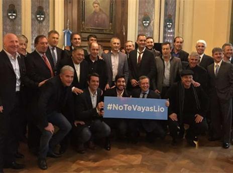 חברי נבחרת ארגנטינה מ-1986 עם השלט