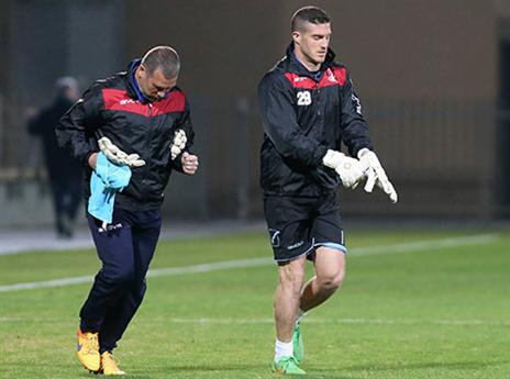 מימר לוחץ לצרף את קדוש (אלן שיבר)