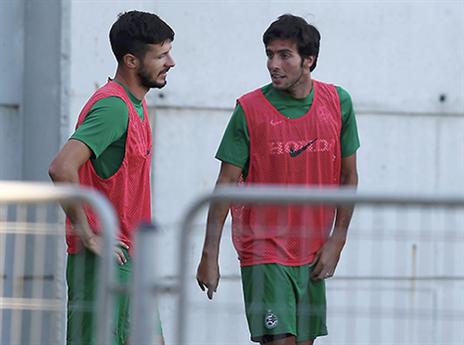 ואליינטה ורוקאביצה מסתודדים. חיפה אמורה לעבור את קאליו (אלן שיבר)