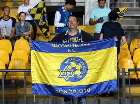 אוהדי מכבי ת"א הגיעו לאומטי (צילום: אודי ציטיאט)