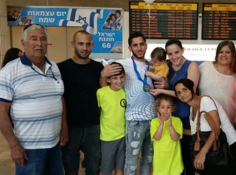 רון אטיאס והמשפחה: "גאים בי"