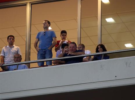 אלונה ברקת צופה מרחוק (אודי ציטיאט)