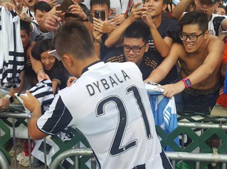 דיבאלה חילק חתימות (הטוויטר הרשמי של יובנטוס)