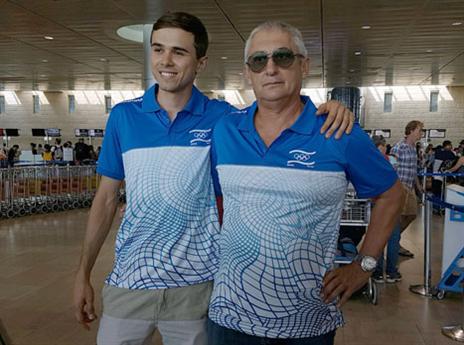 קרויטר עם מאמנו בנמל התעופה