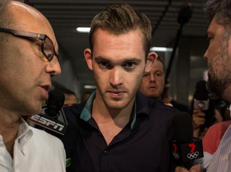 השחיינים הורדו מהמטוס (gettyimages)