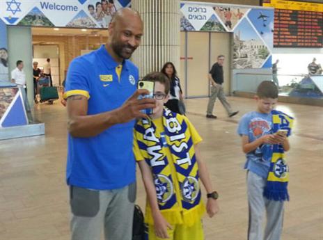 סמית'. פותח עונה שישית