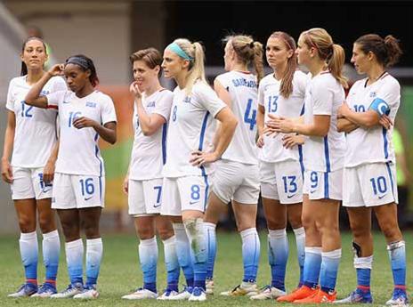 שחקניות נבחרת ארה"ב אחרי ההדחה (Getty)