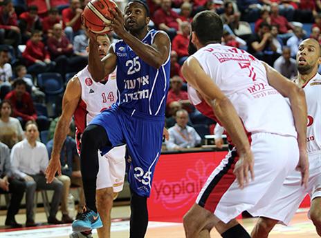 טאקר מול הפועל בעונה שעברה (אלן שיבר)