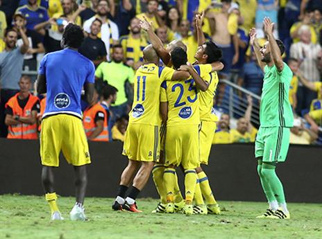 נכנסו להיסטוריה. השחקנים חוגגים (צילום: אלן שיבר)