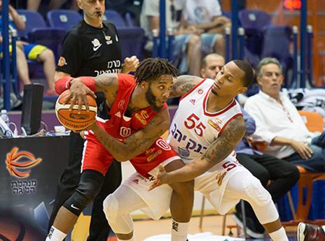 בנקס מול ג'רלס בבכורה לעונה החדשה (צילום: עודד קרני)