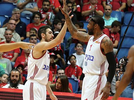 סטודמאייר עם הכוכב האמיתי של המשחק, בר טימור (אלן שיבר)