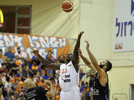 מקריי וחבריו עם ניצחון בכורה (אלן שיבר)