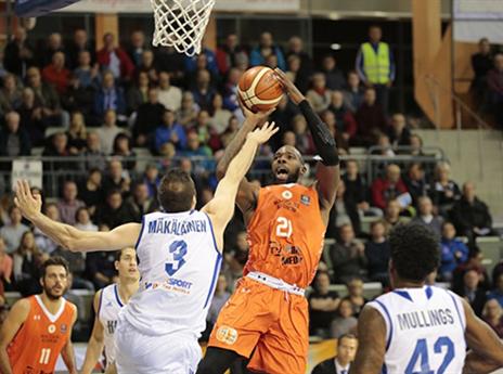 חזק מתחת לסלים. תומאס (FIBA)